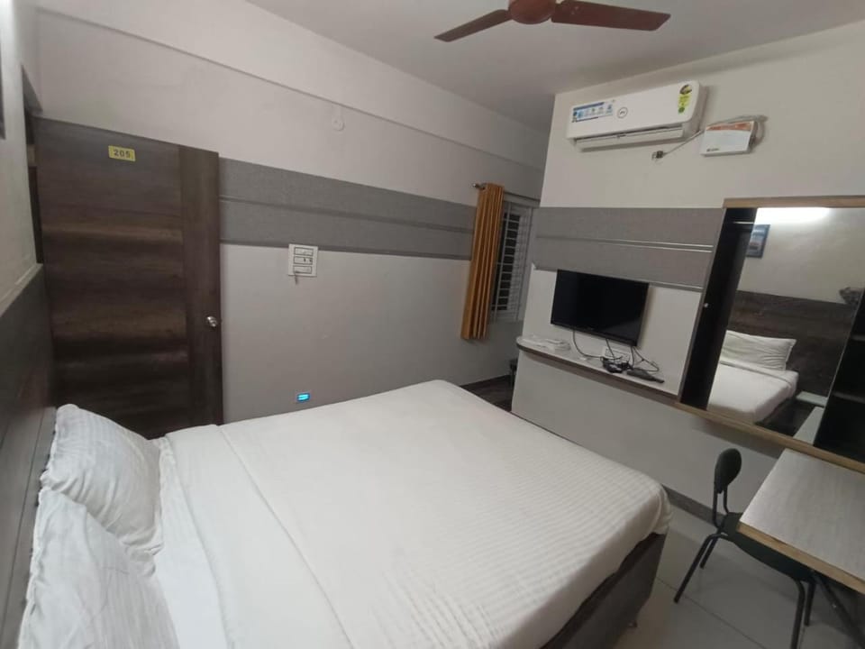 Communal lounge/ TV room, Bed, TV and multimedia, Photo of the whole room, Bedroom, air conditioner