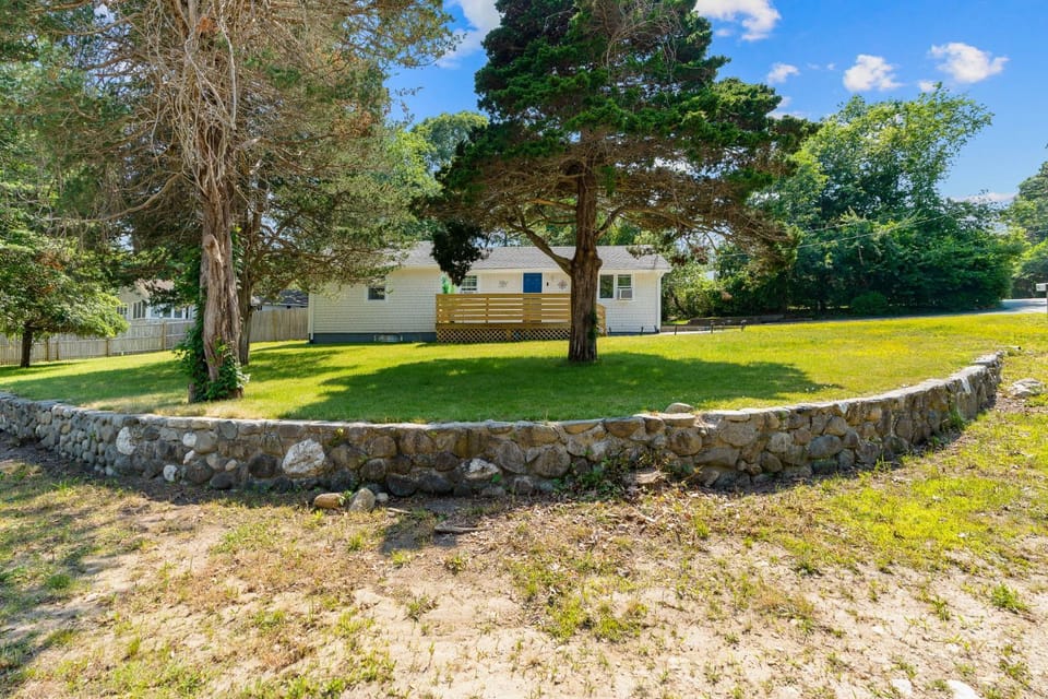 Lakeside Cape Cod Family Firepit Near Beaches House in Marstons Mills
