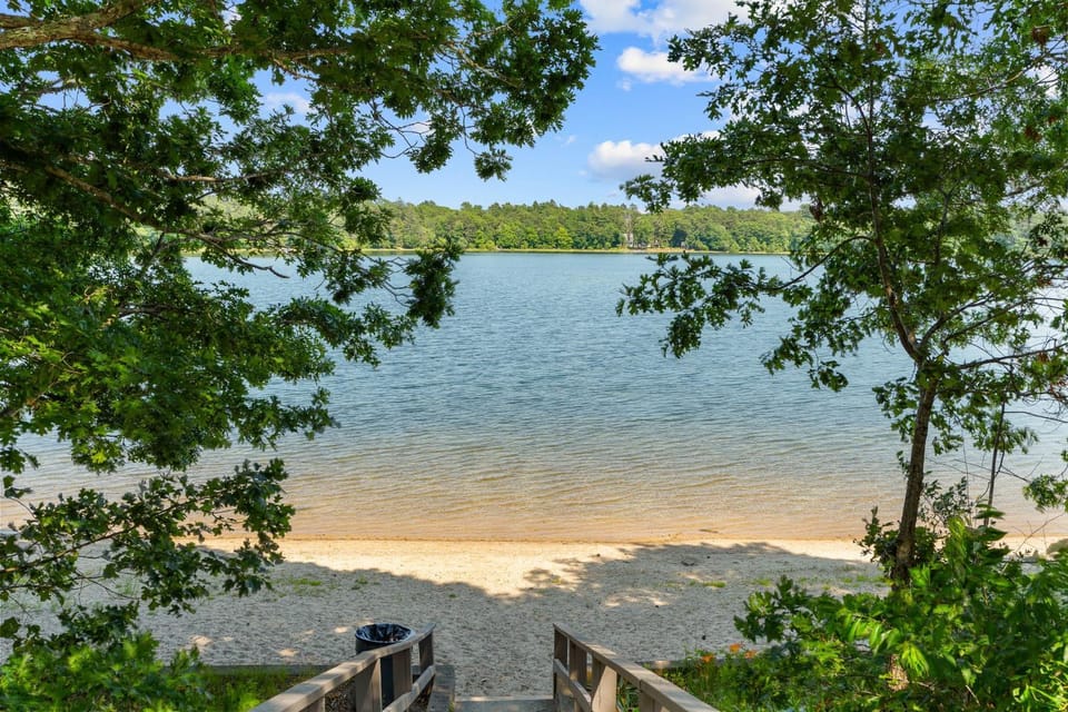 Lakeside Cape Cod Family Firepit Near Beaches House in Marstons Mills