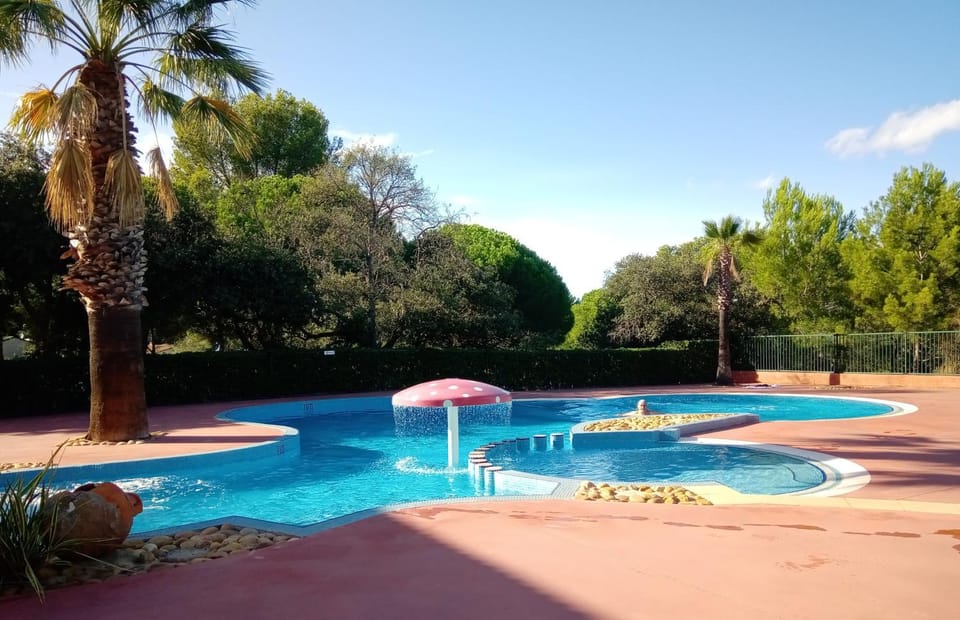 EXCLUSIVE Chalet Cosy Agde ,clim, 6 pers, piscine, Pinède, parking, calme Méditerranée Chalet in Agde