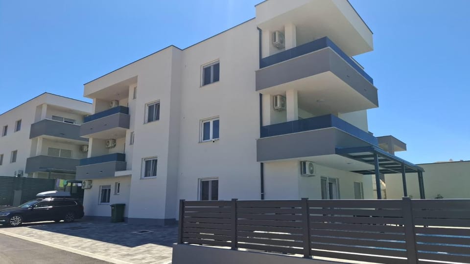 Neighbourhood, Location, Parking