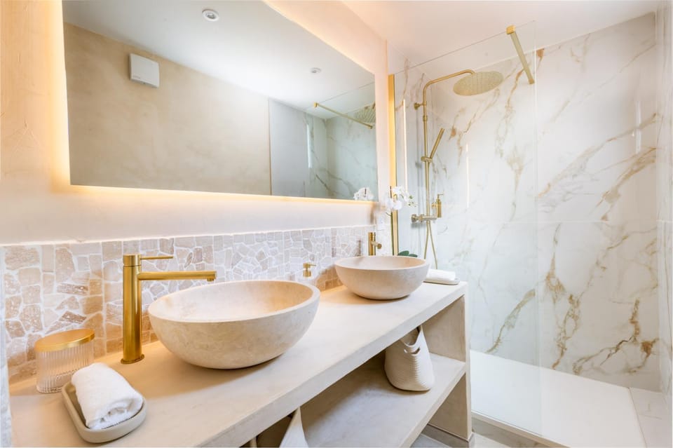 Shower, Bathroom, hair dryier, towels