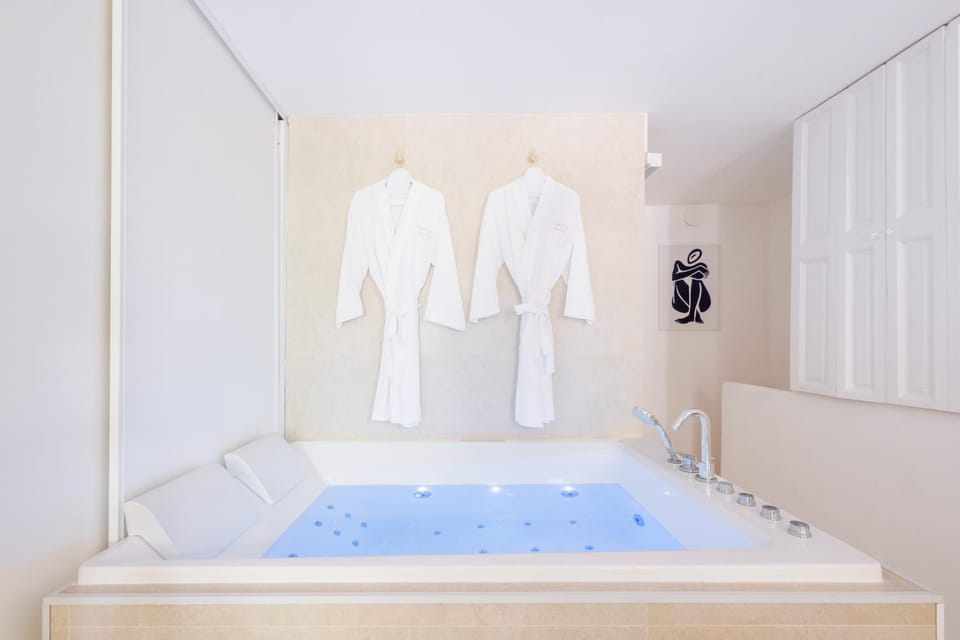 Hot Tub, Bath