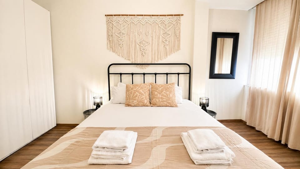 Ocean Breeze | Sea View, Beach & Train by Homeful Apartment in Lisbon District