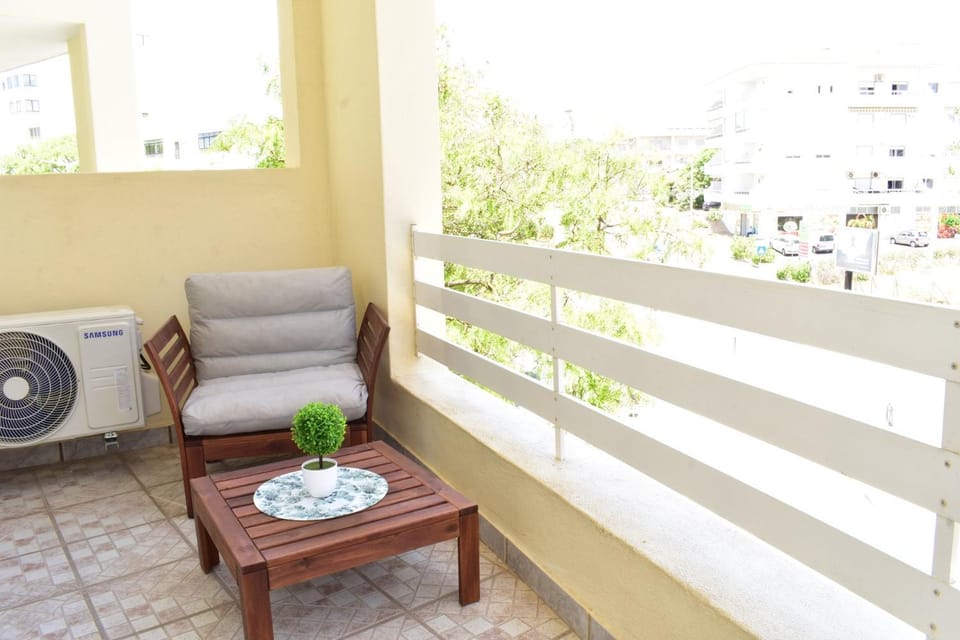 Balcony and Beach Quarteira Apartment in Quarteira