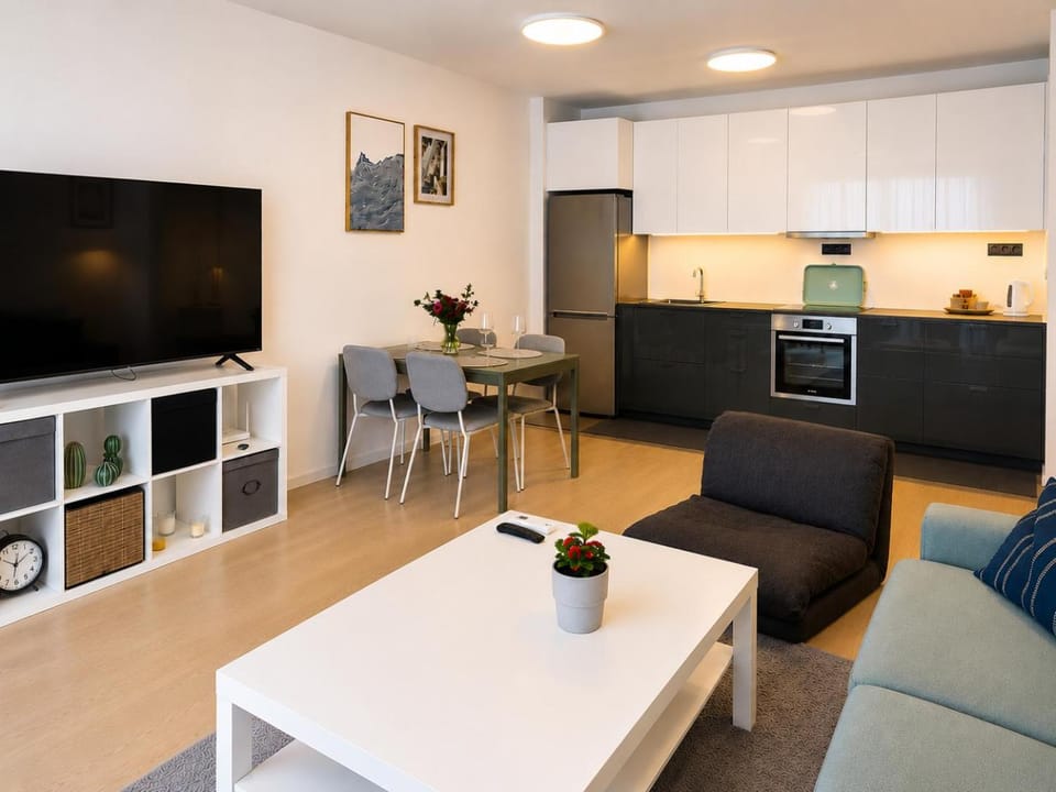 TV and multimedia, Kitchen or kitchenette, Living room, Seating area, Dining area