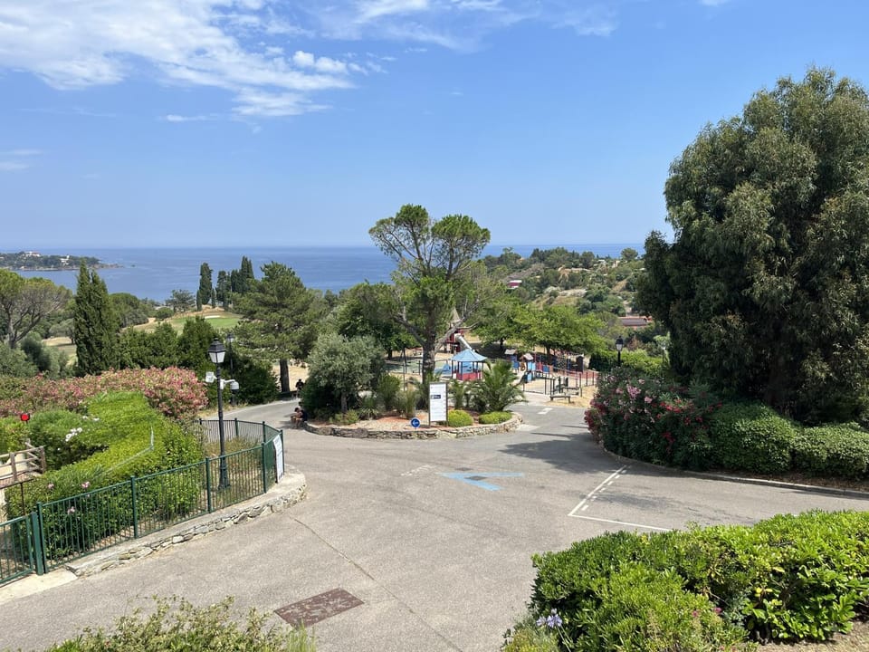 Cap Esterél 2 pièces vue mer et piscines Apartment in Saint-Raphael