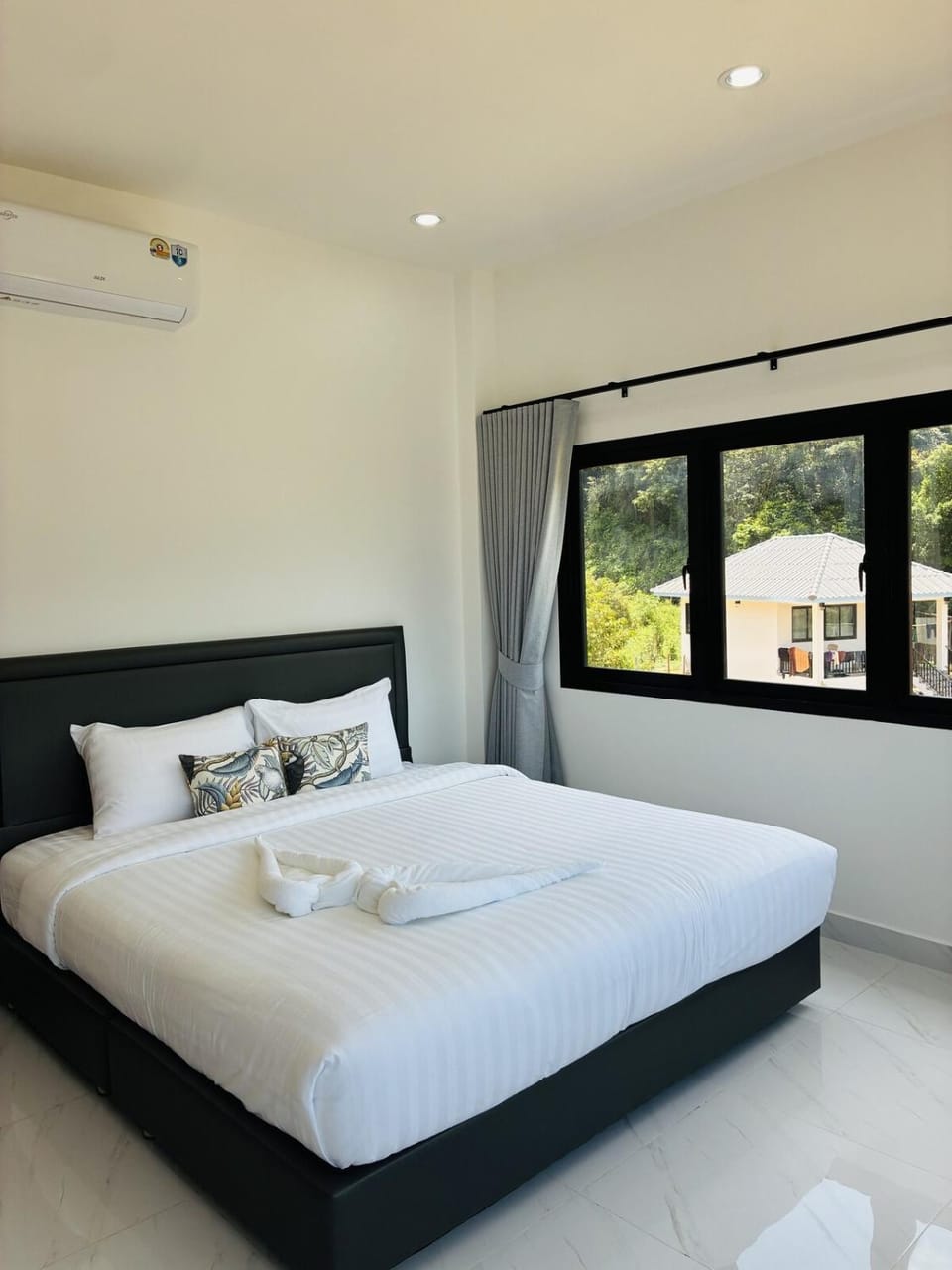 Bed, Bedroom, towels, air conditioner