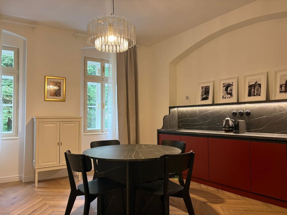 Kitchen or kitchenette, Seating area, Dining area