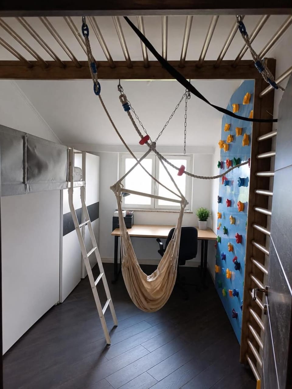 Photo of the whole room, Bedroom