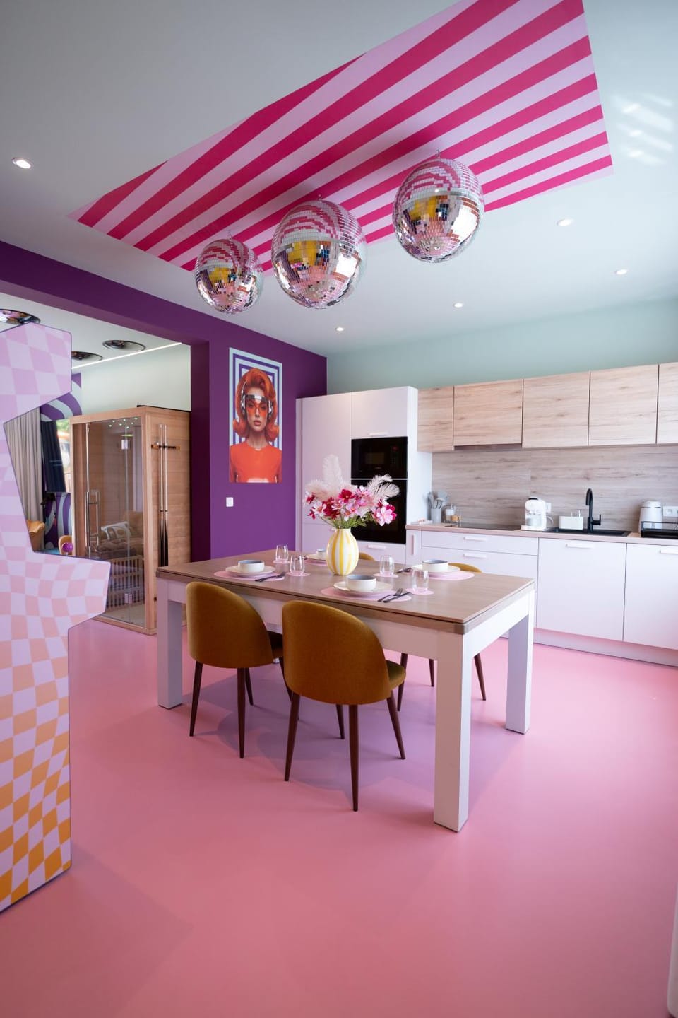 Kitchen or kitchenette, Dining area