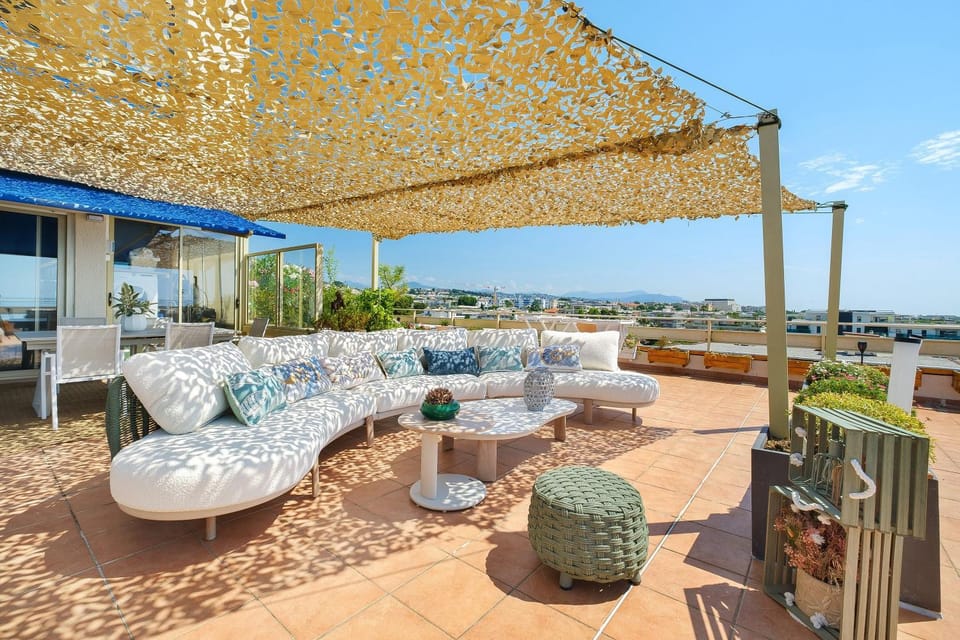 Property building, Balcony/Terrace, Living room