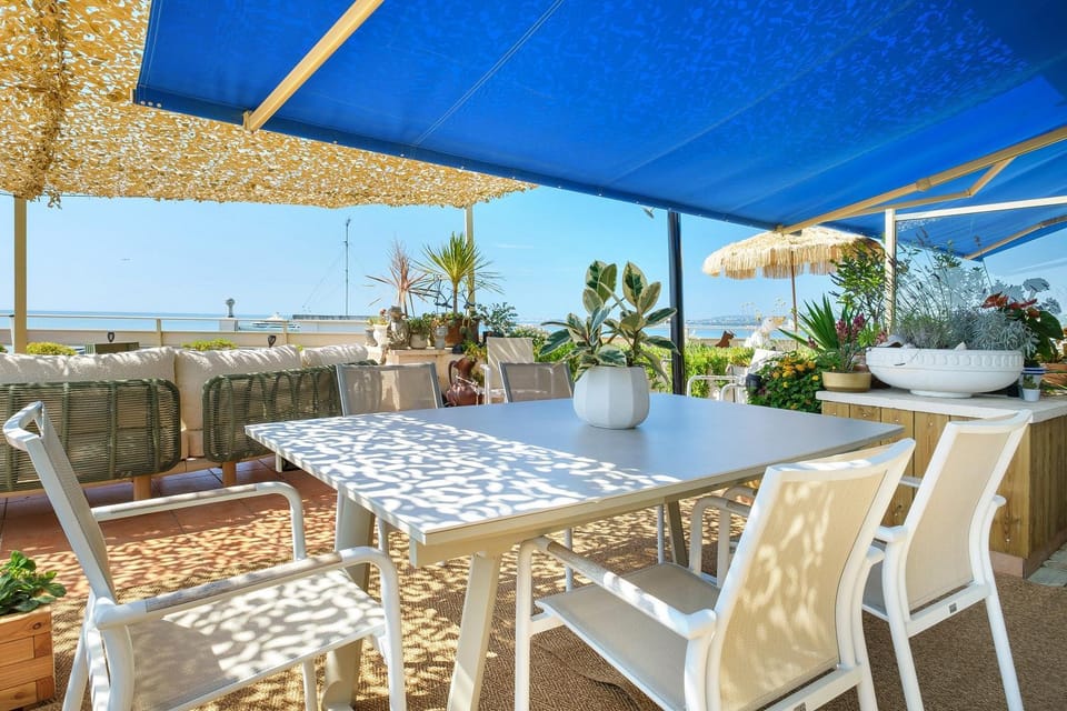 Property building, Balcony/Terrace, Living room