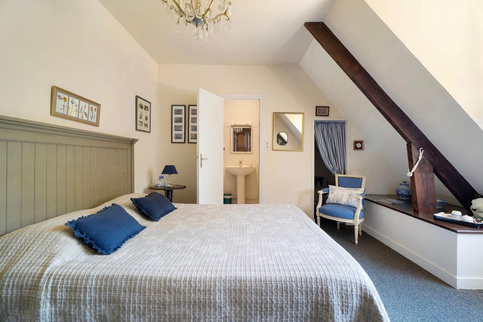 Property building, Living room, Bedroom
