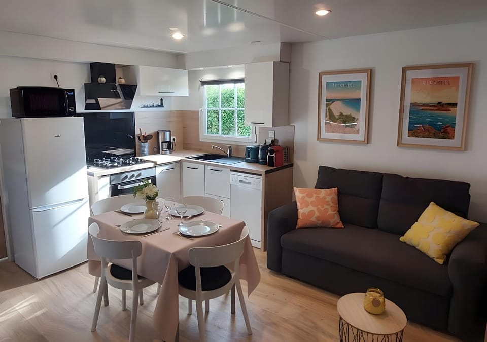 Property building, Kitchen or kitchenette, Living room