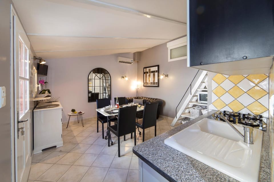 Kitchen or kitchenette, Living room