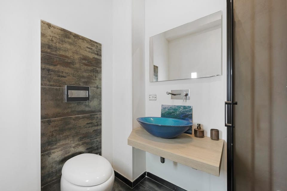Bathroom, Living room