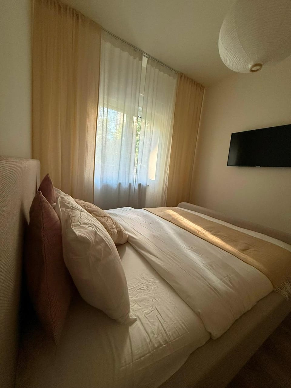 Bed, TV and multimedia, Photo of the whole room, Bedroom