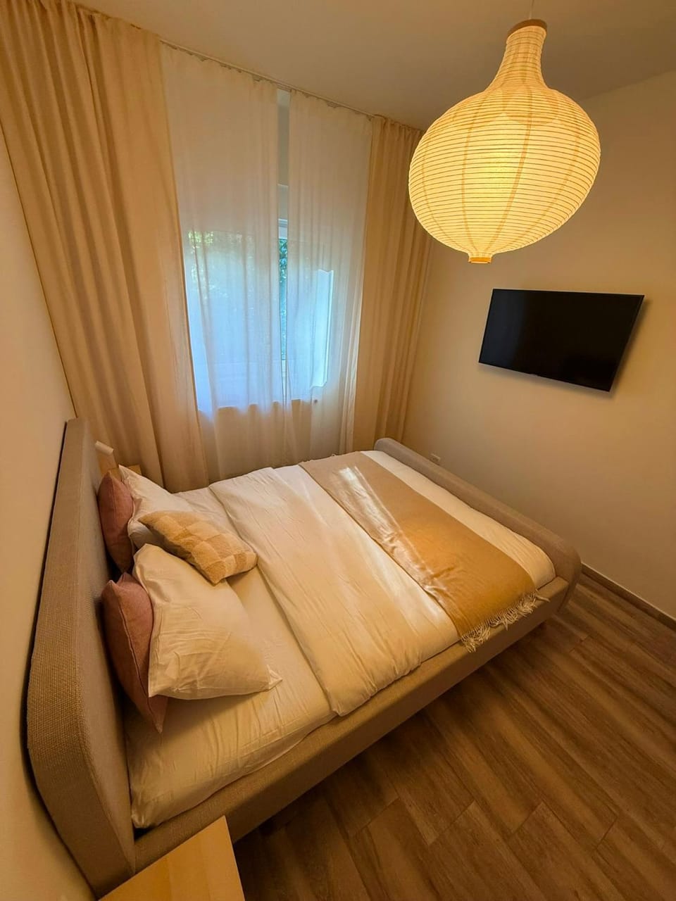Bed, TV and multimedia, Photo of the whole room, Bedroom