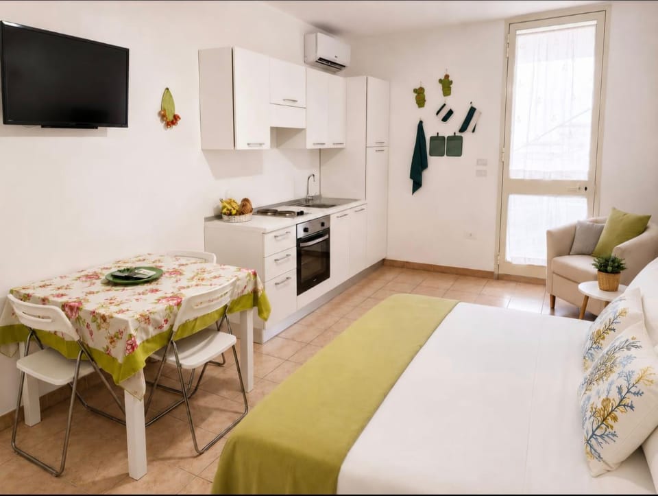 Bed, Kitchen or kitchenette, Dining area