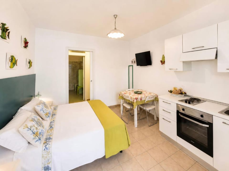 Kitchen or kitchenette, Dining area, Bedroom
