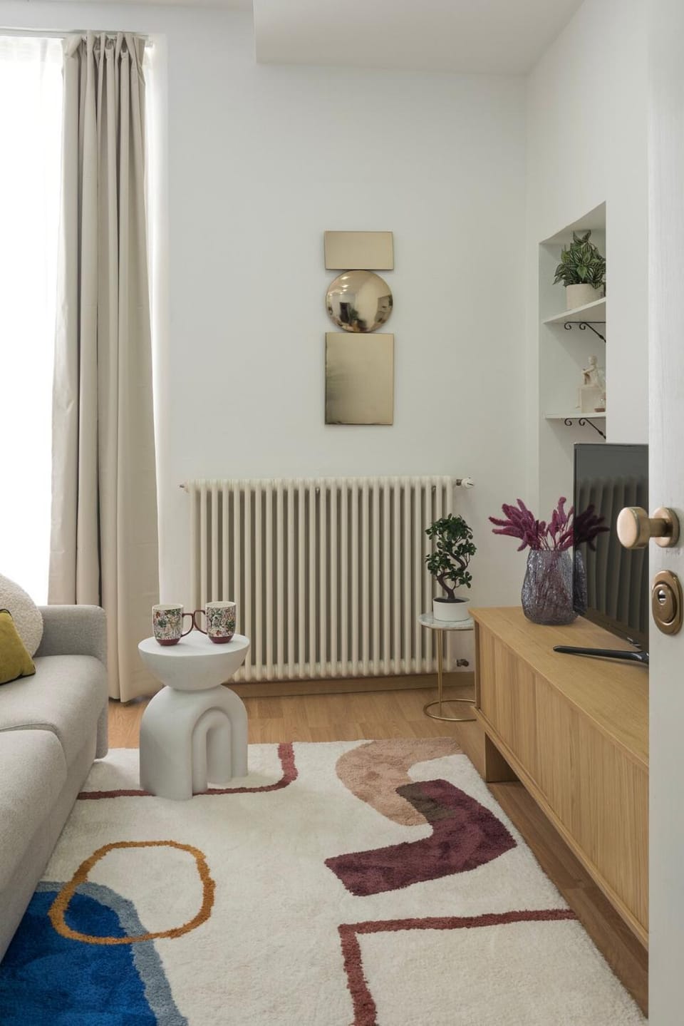 TV and multimedia, Living room, Decorative detail, Seating area