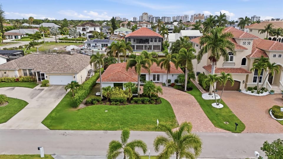 Sunset Dock Pet-Friendly & Steps to Beach House in Vanderbilt Beach