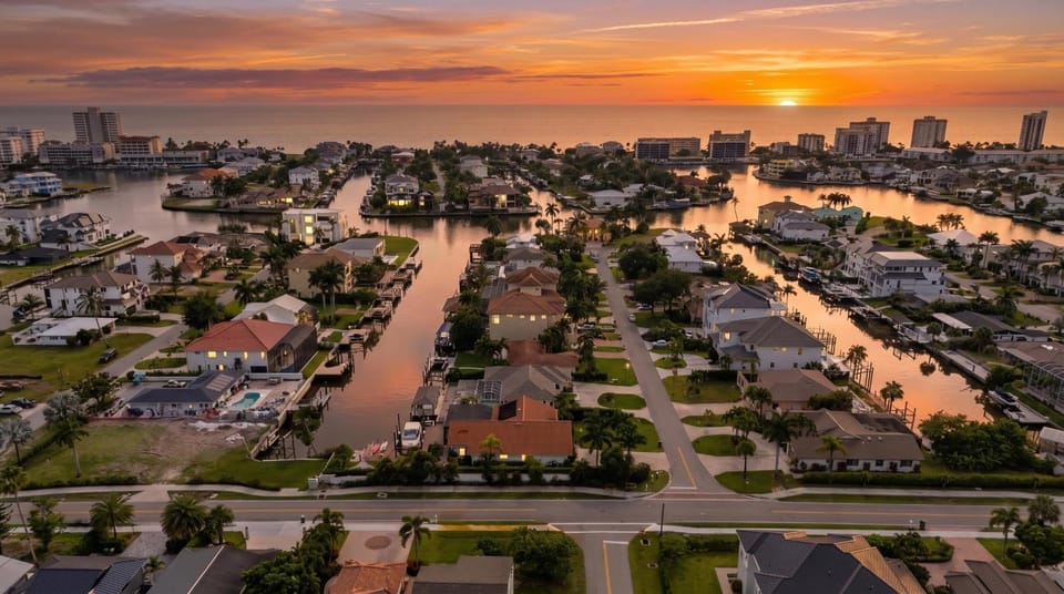 Sunset Dock Pet-Friendly & Steps to Beach House in Vanderbilt Beach
