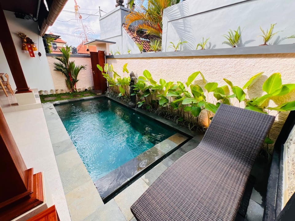 Bed, Photo of the whole room, Seating area, Bedroom