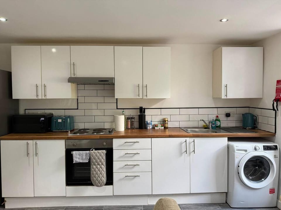 Casa Cove GF Apt with Parking - 5 min to Hospital Apartment in Manchester