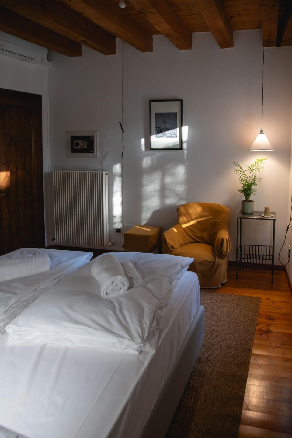 Bed, Photo of the whole room, Bedroom, internet