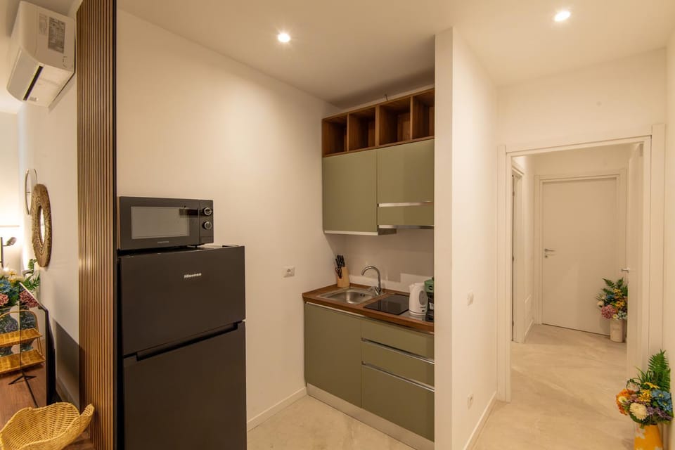 Coffee/tea facilities, Kitchen or kitchenette, microwave, stove, air conditioner