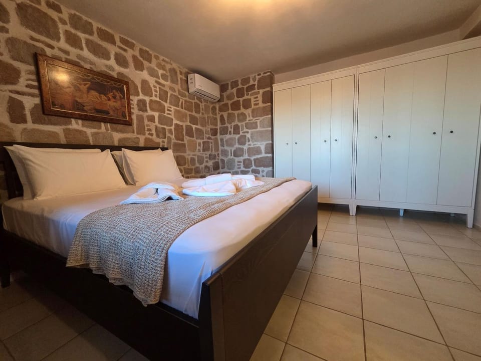 Photo of the whole room, Bedroom, towels