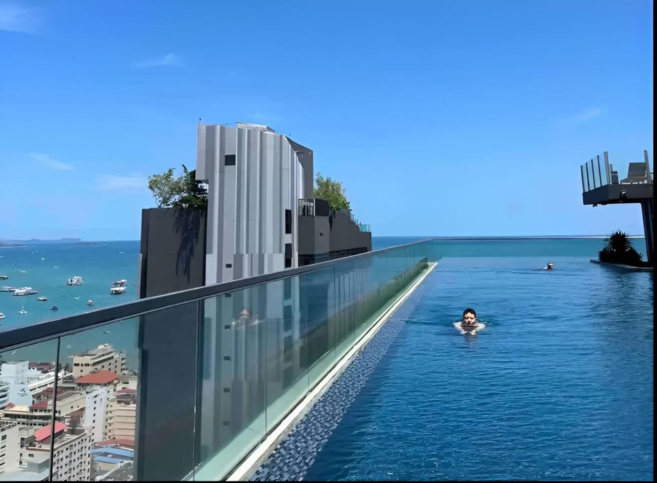 Best Condo in Central Pattaya With Rooftop Pool Apartment in Pattaya City