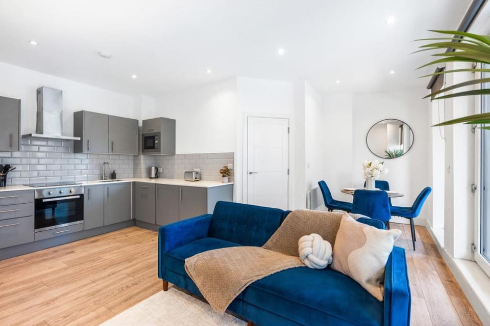 Coulsdon Executive Penthouse 2 Bed with Balcony Apartment in London Borough of Croydon