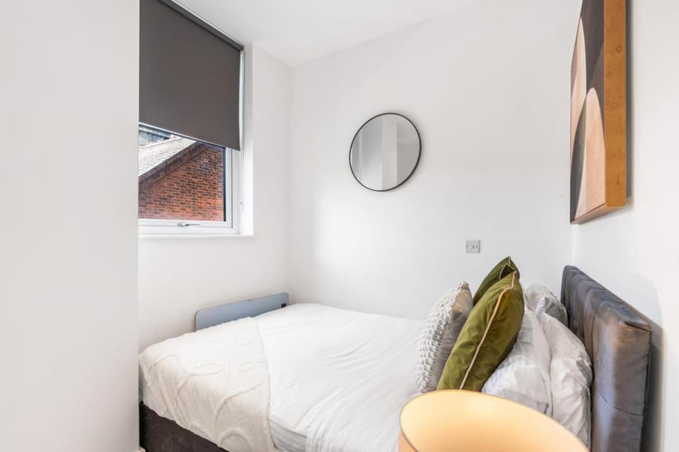 Coulsdon Executive Penthouse 2 Bed with Balcony Apartment in London Borough of Croydon
