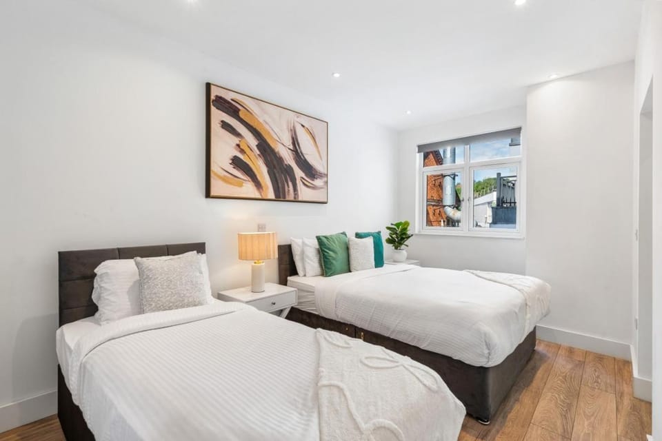 Coulsdon Executive Penthouse 2 Bed with Balcony Apartment in London Borough of Croydon