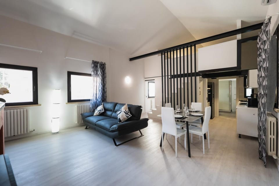 Communal lounge/ TV room, Dining area, Lunch, toaster