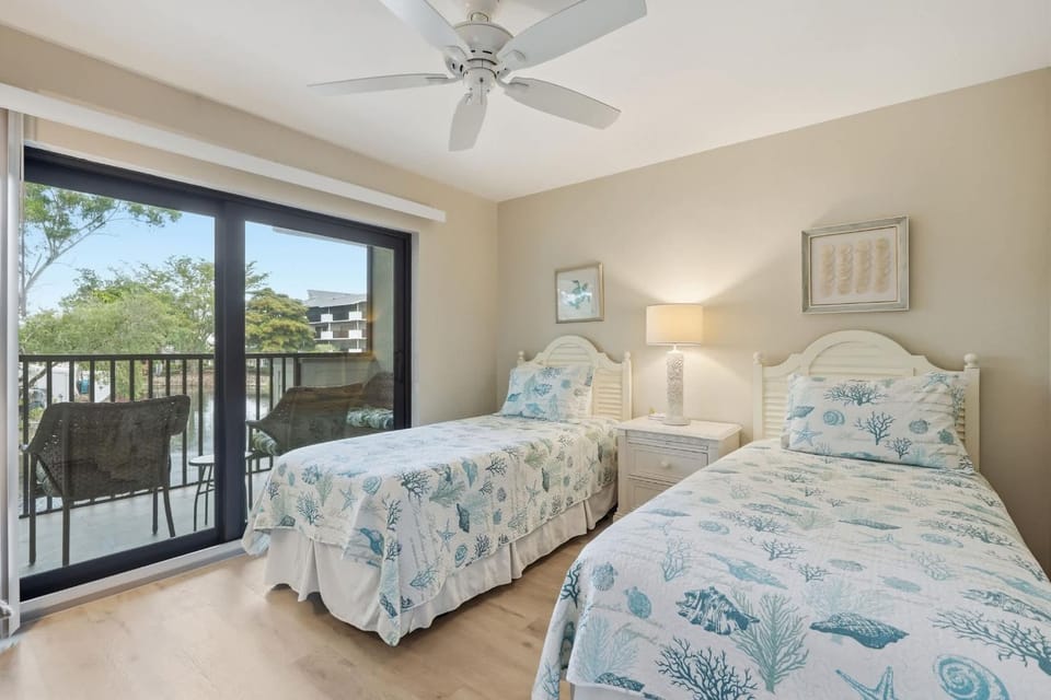 H-245 - Second Floor with Lake View -Sleeps 6 House in Naples