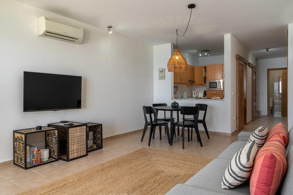 TV and multimedia, Living room, Seating area, Dining area, air conditioner