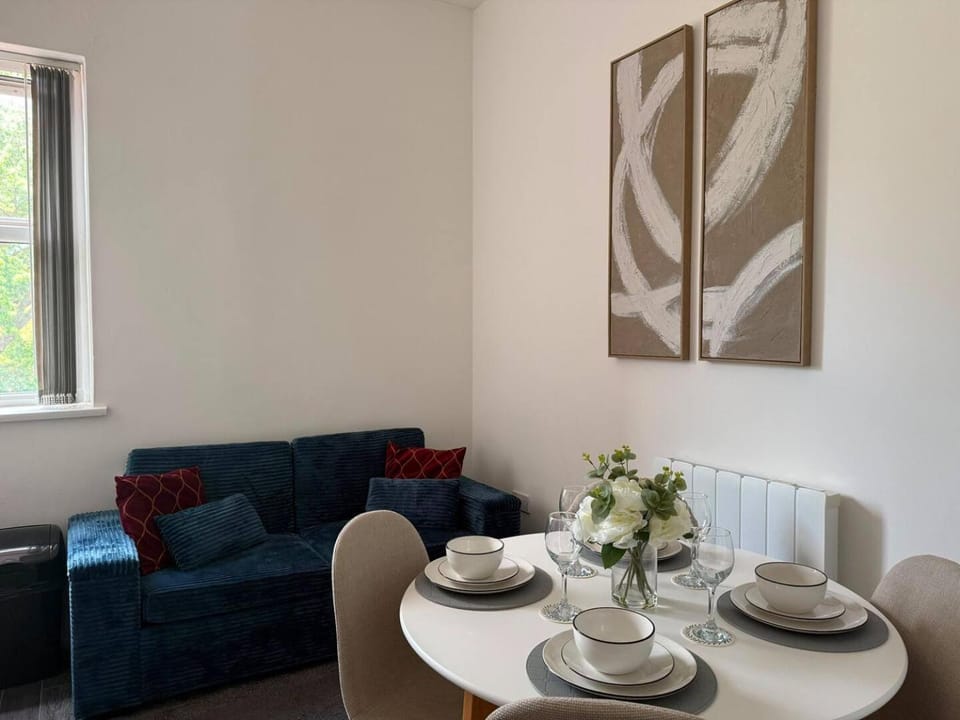 Casa Cove 2BR Apt w Parking - 5 min to Hospital Apartment in Manchester