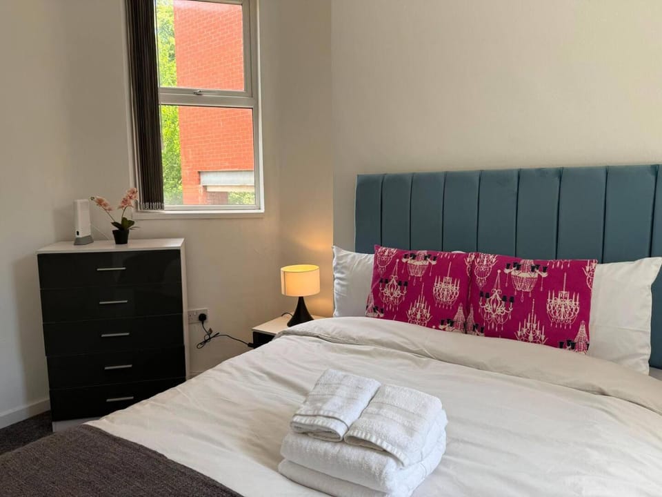 Casa Cove 2BR Apt w Parking - 5 min to Hospital Apartment in Manchester