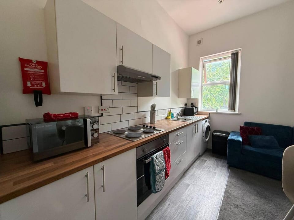 Casa Cove 2BR Apt w Parking - 5 min to Hospital Apartment in Manchester