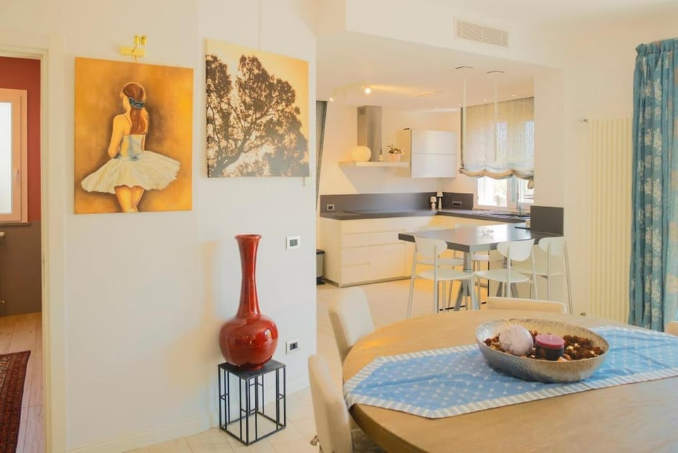 Kitchen or kitchenette, Seating area, Dining area