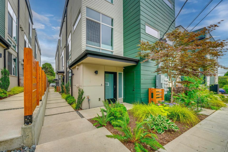 Rooftop Brews & Mtn Views: Central Seattle Gem House in Seattle
