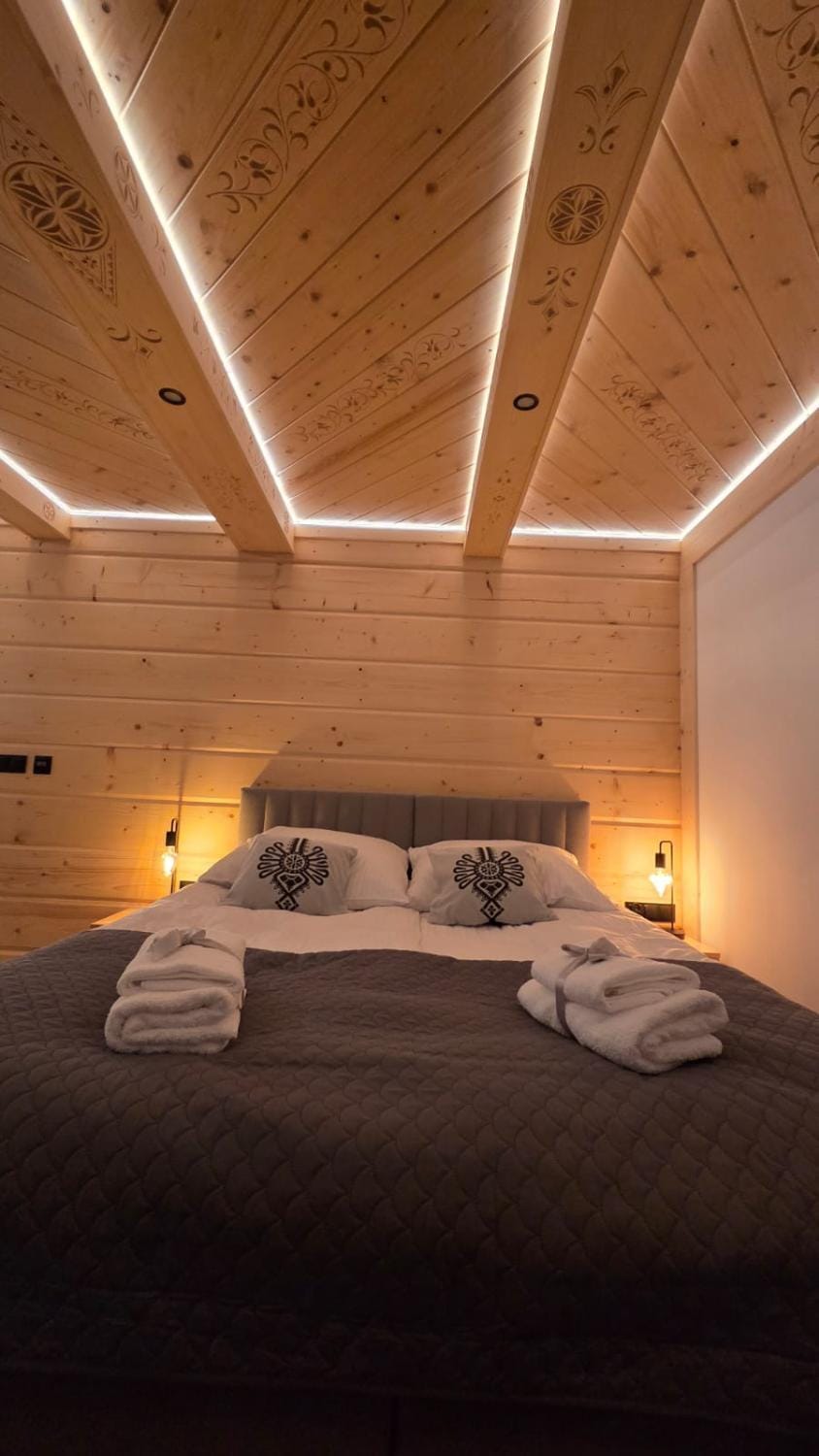 Bed, towels