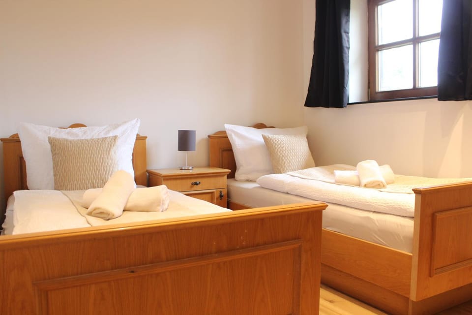 Bed, Bedroom, towels, towels
