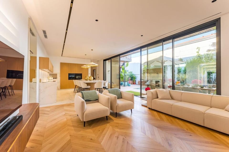TV and multimedia, Living room, Seating area, Dining area