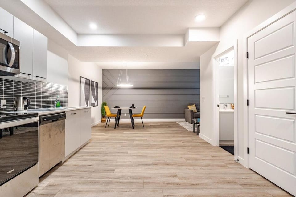 Kitchen or kitchenette, Dining area, oven, stove