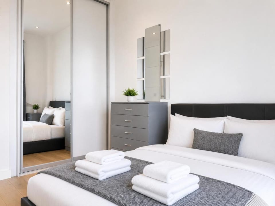 Stylish Apt with Pvt Balcony, Gym, Cinema, Game Room, Parking & Co-Working Apartment in Brentford